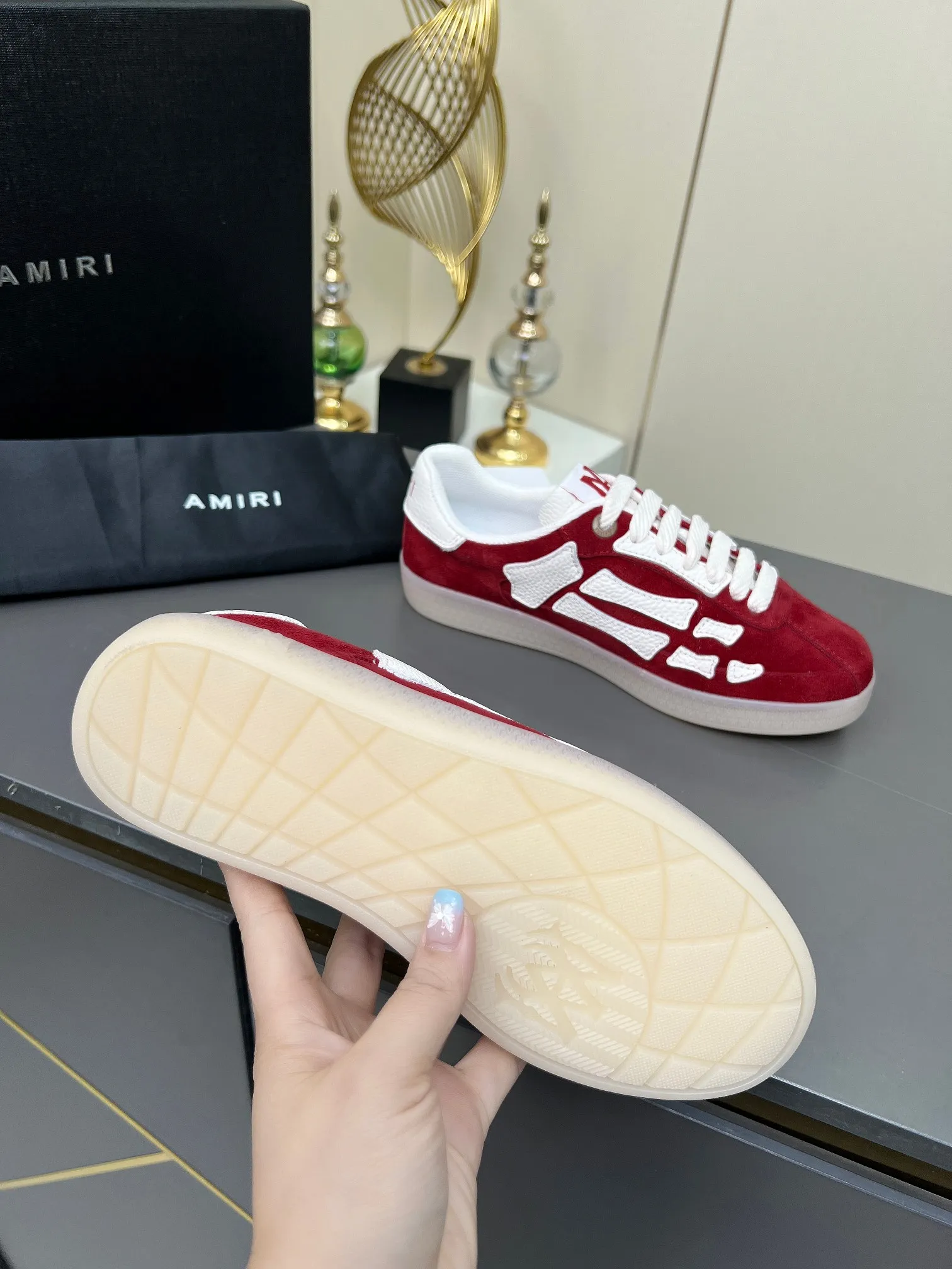 Men's Men's Shoes 💰580 Bone Shoes · AMIRI Skel-Top AMIRI 🔥 launches a new "ThePacific" series of low-top casual sports moral training shoes in the early spring of 2025. This iconic shoe covers men's and women's shoes, drawing inspiration from the brand's classic sports style and elegantly integrating West Coast style. "The Pacific" contrasting five-pointed star series is rooted in Amiri's unique California genes, showing the freedom and leisure atmosphere of the West Coast. This series launches two styles that incorporate the brand's iconic elements: the leather version is made of pure white leather with a same-color sole, and is embellished with star patterns on the side of the shoe, just like the bright starry sky of California. The black and ocean blue colors are shared by men and women, and there is also a red star model exclusive for men and a light pink star model exclusive for women. The suede model is decorated with the brand's classic bone pattern on the side of the shoe. The rubber sole and suede fabric complement each other. The color scheme covers black, chocolate and sand, and is suitable for both men and women. Made of imported cowhide and decorated with bone pieces on the sides of the upper, it is novel and unique and has a good three-dimensional effect! High-density breathable mesh lining + original molded TPU outsole 🙏 Recommended by celebrities, bloggers and internet celebrities, 🚵🏻 an indispensable item for shopping, partying and traveling. One of the most unmissable sneakers in 2025 ✦Color: 10 colors available ✦Size: Women’s size 35--40 ✦Size: Men’s size 39--45